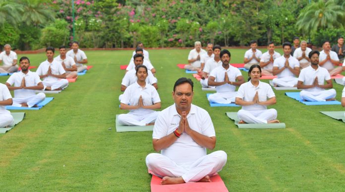 योगाभ्यास मुख्यमंत्री