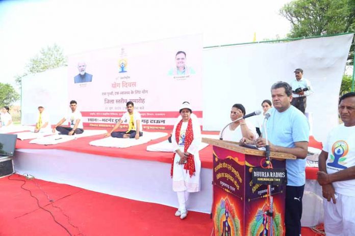 नियमित योगाभ्यास का संकल्प मंत्री सुमित गोदारा