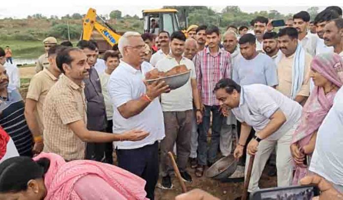 नदी पर किया श्रमदान जिला प्रभारी मंत्री