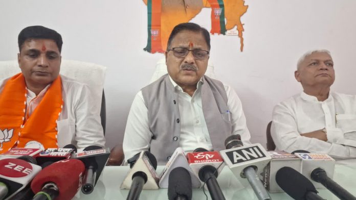 डॉ. राधा मोहन दास अग्रवाल डॉ. राधा मोहन दास अग्रवाल