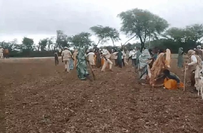 अतिक्रमण विरोध में पत्थरबाजी अतिक्रमण विरोध में पत्थरबाजी