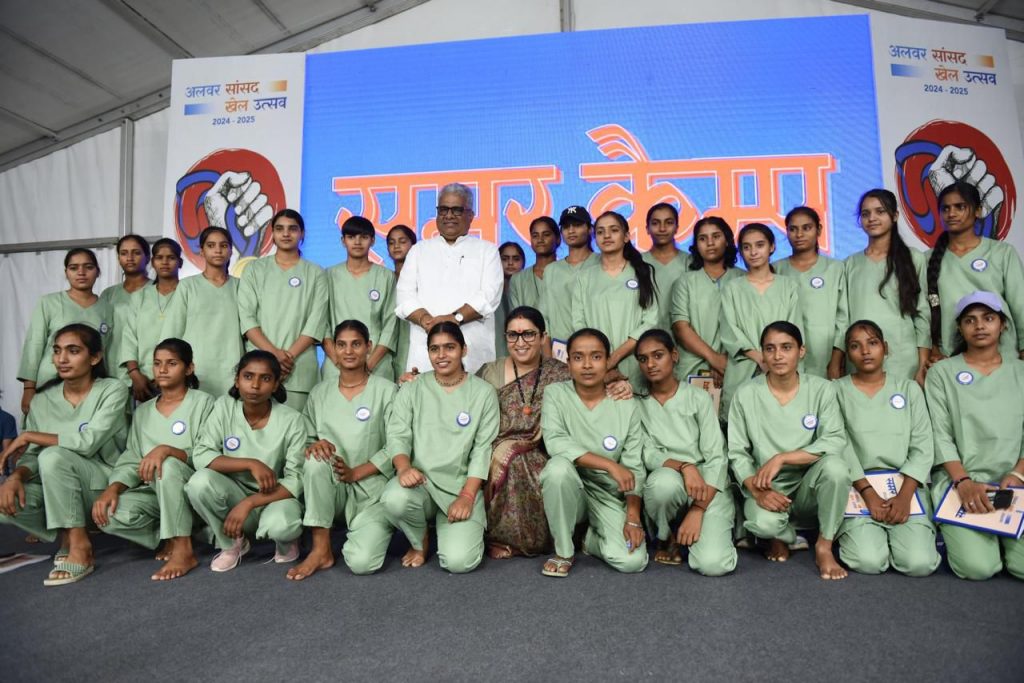 केंद्रीय पर्यावरण एवं वन मंत्री एवं अलवर सांसद भूपेन्द्र यादव एवं पूर्व केंद्रीय मंत्री स्मृति ईरानी