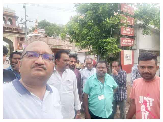 तीनों कर्मचारियों के साथ सेल्फी लेते विधायक अतुल भंसाली। तीनों कर्मचारियों के साथ सेल्फी लेते विधायक अतुल भंसाली।