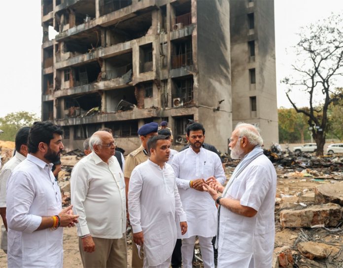 modi in ahmdabar airport