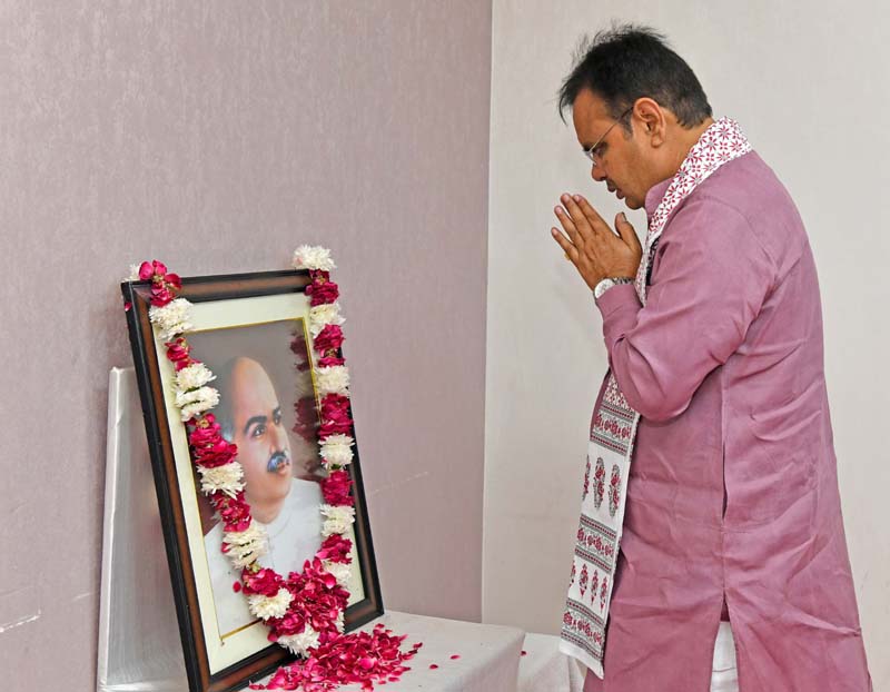 मुख्यमंत्री ने दी श्रद्धांजलि