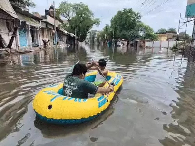 सीकर के फतेहपुर में छतरिया बस स्टैंड इलाके में बारिश के चलते भरे पानी में लोगों ने नाव चलाई।