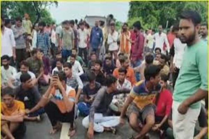 सड़क जाम और प्रदर्शन