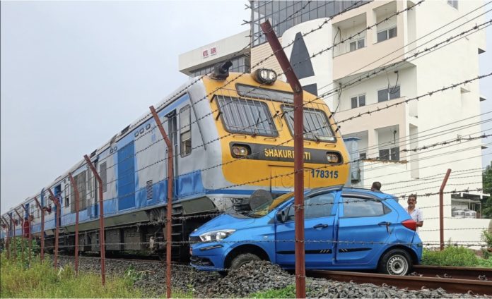 ट्रेन की चपेट में आई कार