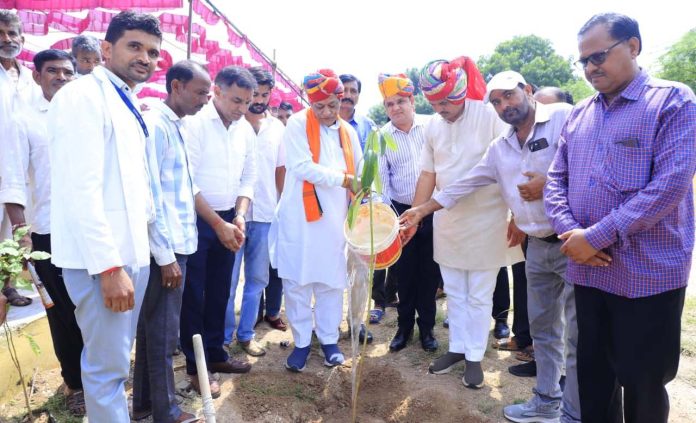 पशुपालन एवं डेयरी मंत्री जोराराम कुमावत