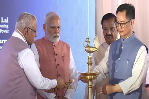 प्रधानमंत्री नरेंद्र मोदी