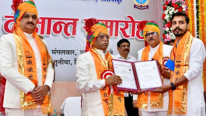 राज्यपाल एवं कुलाधिपति हरिभाऊ बागडे
