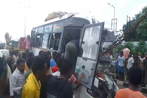 पश्चिम बंगाल के बर्धमान में बस और ट्रक की टक्कर, 10 यात्रियों की मौत, 35 घायल