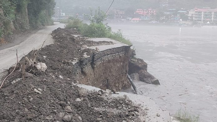 सड़क धंसी