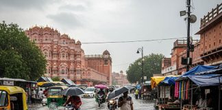 मूसलाधार बारिश