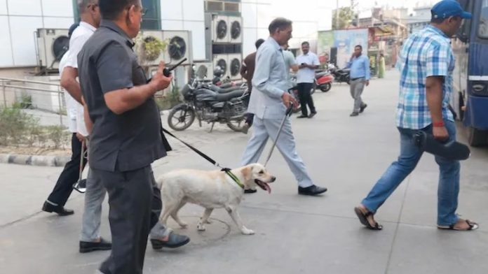 बम की धमकियां