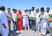 Union Minister Shekhawat Relishes Watermelon with Farmers in Pokaran Visit