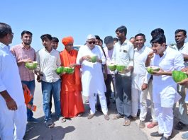 Union Minister Shekhawat Relishes Watermelon with Farmers in Pokaran Visit