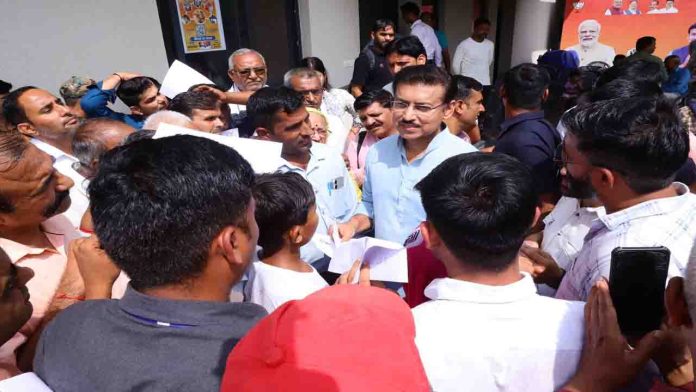 कर्नल राज्यवर्धन राठौड़ का जनसंवाद: तुरंत समाधान से जनता खुश