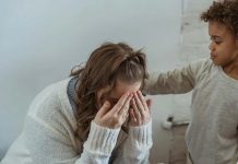 क्या आपने बच्चों के सामने रो दिया है? जानिए इसका उनके मन पर क्या असर पड़ता है