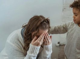क्या आपने बच्चों के सामने रो दिया है? जानिए इसका उनके मन पर क्या असर पड़ता है