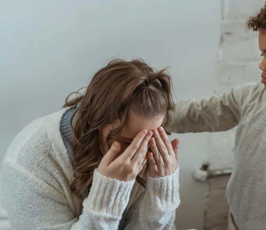 क्या आपने बच्चों के सामने रो दिया है? जानिए इसका उनके मन पर क्या असर पड़ता है