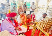 Devnani Visits Ambaji Temple, Seeks Blessings for Welfare