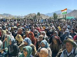 लेह में बवाल: BJP दफ्तर फूंका, सोनम वांगचुक की भूख हड़ताल से भड़का आंदोलन