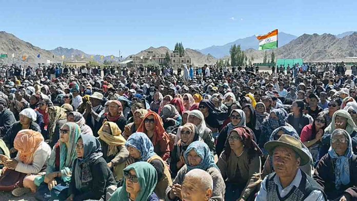 लेह में बवाल: BJP दफ्तर फूंका, सोनम वांगचुक की भूख हड़ताल से भड़का आंदोलन