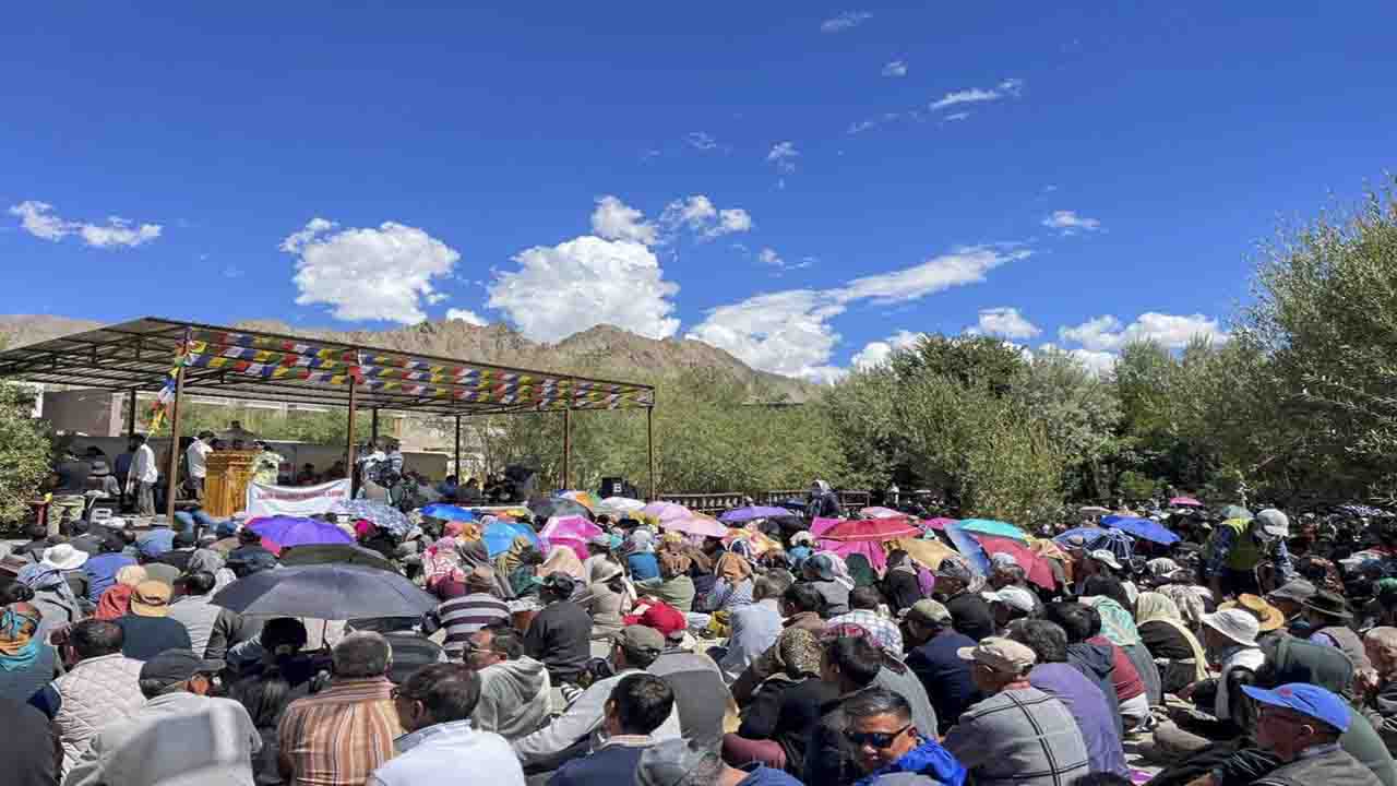 लेह में बवाल: BJP दफ्तर फूंका, सोनम वांगचुक की भूख हड़ताल से भड़का आंदोलन