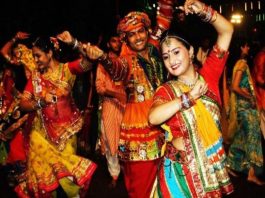 "गरबा नाइट में बनना है सबसे हटके? ये 5 स्टाइलिंग टिप्स आपको बना देंगे शोस्टॉपर!"